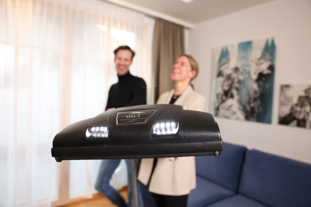 HYLA Vertriebspartner Michael Reiser hebt HYLA Sauger in die Kamera