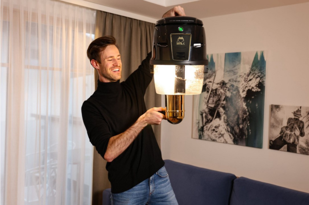 HYLA Vertriebspartner Michael Reiser hält von unten eine Lampe an den HYLA Wasserstaubsauger
